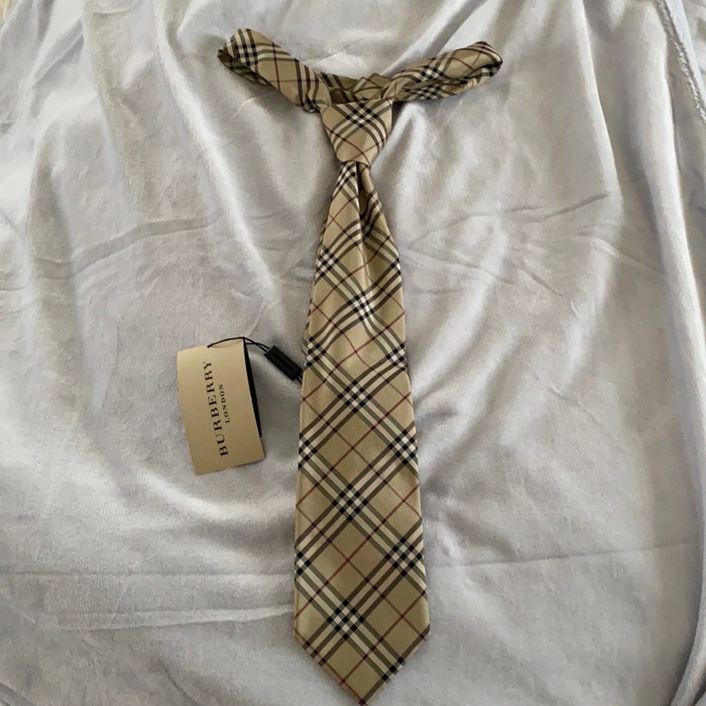 Burberry Authentic 100% silk men’s tie